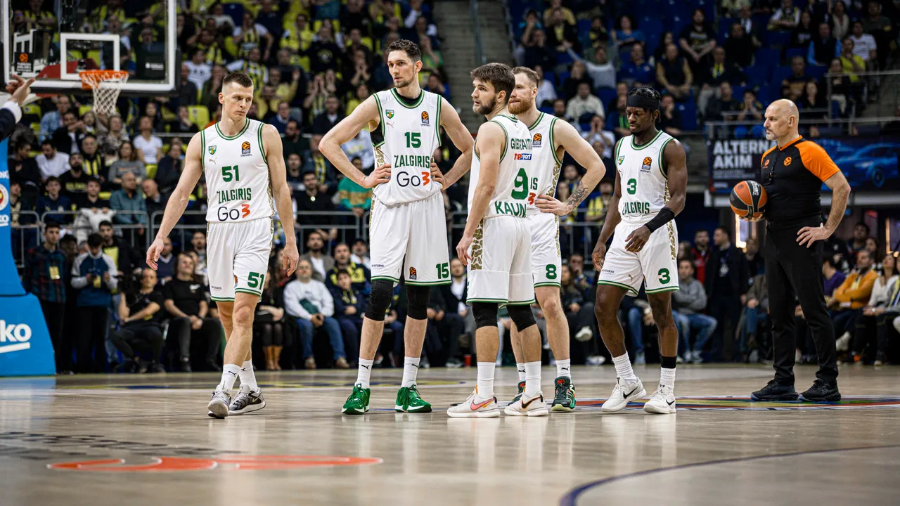 Ilgą laiką pirmavęs „Žalgiris“ Stambule nusileido „Fenerbahce“