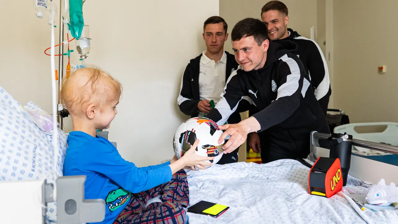 FK „Kauno Žalgiris“ ir „Mamų unija“ Tarptautinę vaiko dieną paminėjo Kauno klinikose